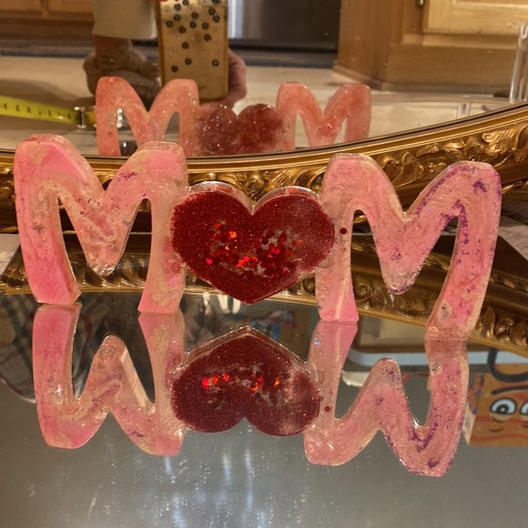 “MOM”Standing Epoxy Phrase! Beautiful! Premium Grade Materials & Glass Glitter❤️ - Picture 4 of 13